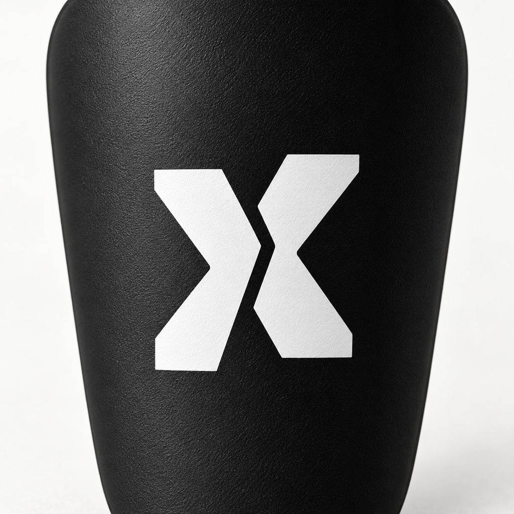 Détail d'un mini protège-tibias EXTÉR avec le symbole X