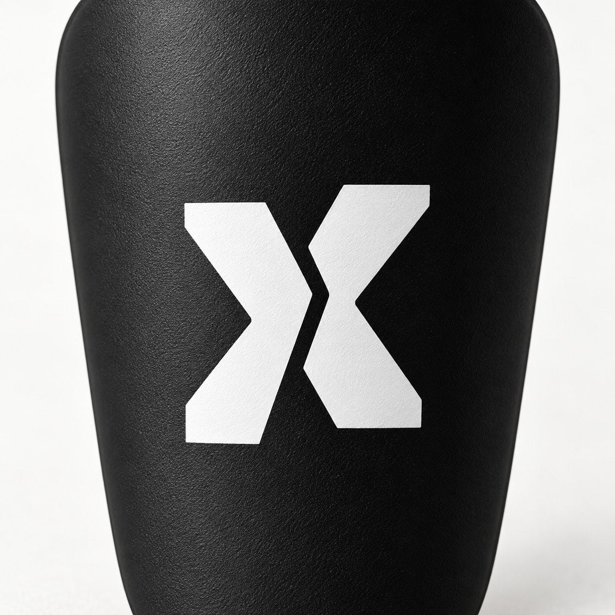 Détail d'un mini protège-tibias EXTÉR avec le symbole X